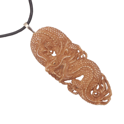collar con colgante de hueso - Collar con colgante de dragón de hueso tallado a mano de Bali