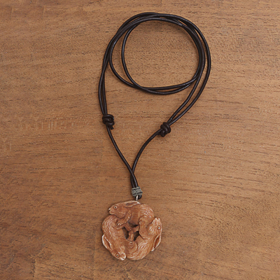 collar con colgante de hueso - Collar con colgante de conejo de hueso tallado a mano de Bali