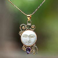 Vergoldete Halskette mit Amethyst- und Peridot-Anhänger, „Round Moon“ – Vergoldete Halskette mit Amethyst- und Peridot-Anhänger aus Bali