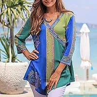 Rayon-Tunika, „Color Symphony in Green“ – Fließende Tunika aus handgebatiktem Rayon in Grün und Blau