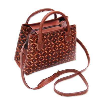 Batik-Lederhandtasche, 'Kawung Delight - Kawung-Motiv Batik-Lederhandtasche aus Java