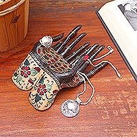 Ringhalter aus Batikholz, „Beautiful Hands“ – Ringhalter aus Batikholz mit Blumenmuster aus Java