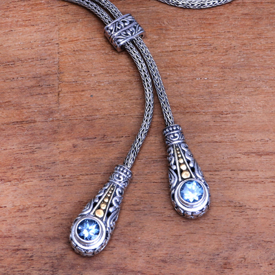 Lariat-Halskette mit blauem Topas und Goldakzent - Lariat-Halskette mit blauem Topas und Goldakzent aus Bali