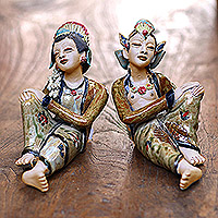 Esculturas de cerámica, 'Loro Blonyo Relajante' (par) - Esculturas de Loro Blonyo Relajante de Cerámica de Java (Pareja)