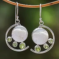 Pendientes colgantes de peridoto y hueso, 'Príncipe Lobo' - Pendientes colgantes de peridoto y lobo de hueso de Java