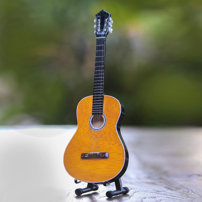 Dekorative Miniatur-Akustikgitarre aus Mahagoniholz