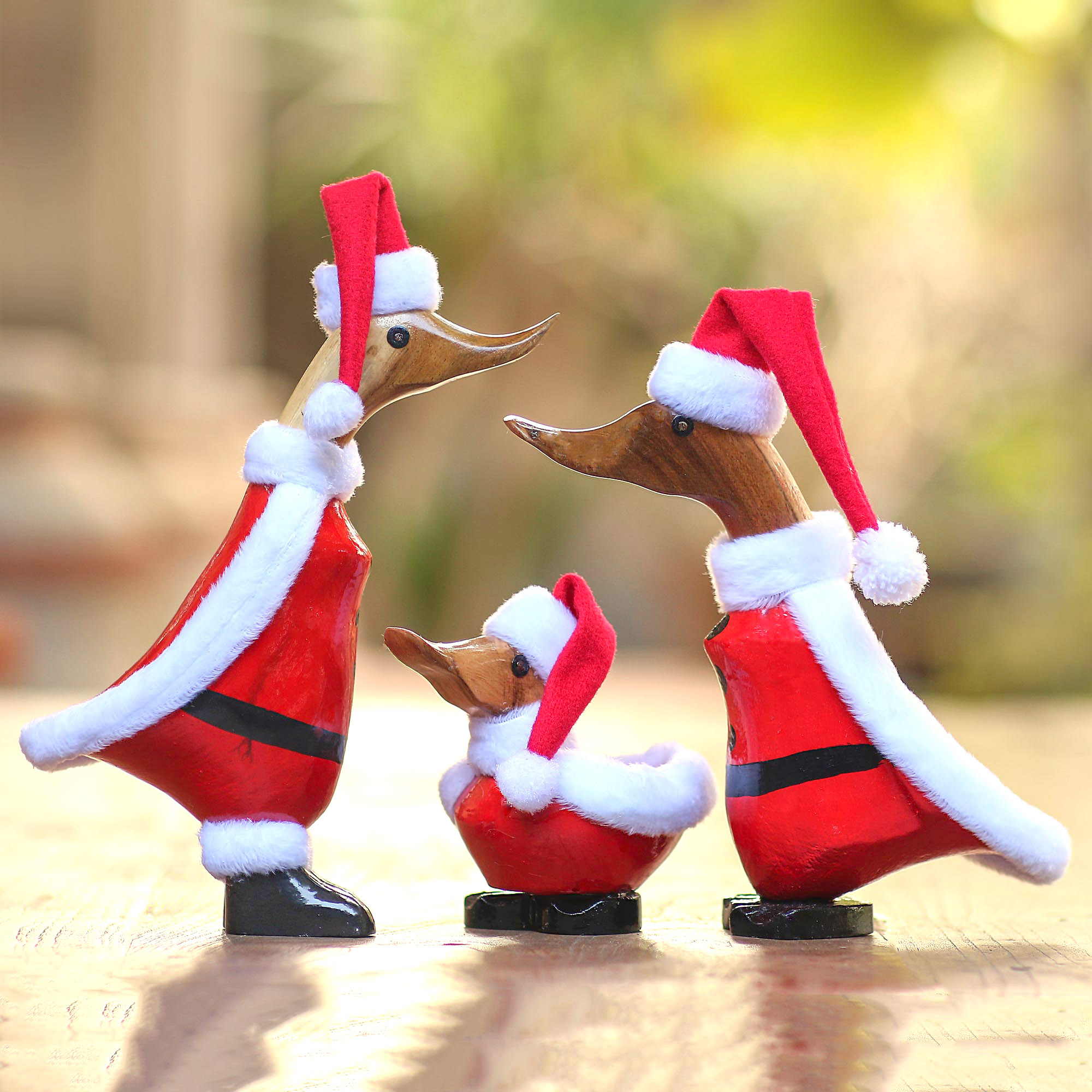 Set mit 3 Deko-Akzenten aus Bambuswurzel und Holz mit Weihnachtsmann-Ente,  „Santa Ducks“