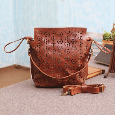 Handtasche aus Leder, 'Romantische Blumen'. - Handtasche aus gemustertem Leder in Mahagoni aus Java