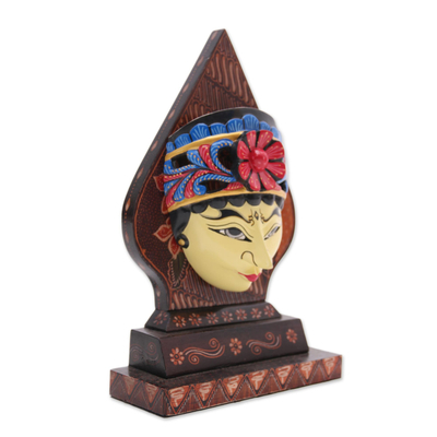 Batik-Holzmaske, 'Karawang-Prinzessin'. - Traditionelle Batik-Holzmaske in Java hergestellt