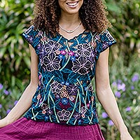Rayon-Bluse, „Midnight Mallow“ – Floral bestickte Rayon-Bluse aus Bali