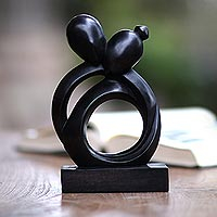 Escultura de madera, 'Pareja cariñosa' - Escultura romántica abstracta de madera de suar negra de Indonesia