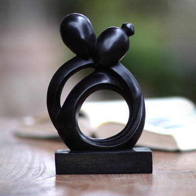 Holzskulptur - Abstrakte romantische Skulptur aus schwarzem Suar-Holz aus Indonesien