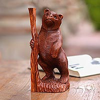 Escultura de madera, 'Curious Bear' - Escultura de oso de madera de Suar tallada a mano de Bali
