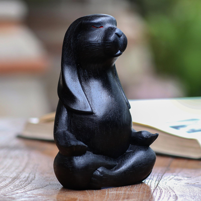 Escultura en madera - Escultura de conejita de yoga embarazada de madera negra de Bali