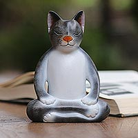 Escultura de madera, 'Peaceful Kitty in Grey' - Escultura de gato meditando de madera en gris y blanco de Bali