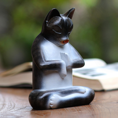 Holzskulptur - Suar Wood Lotus Pose Yoga Katzenskulptur in Grau aus Bali