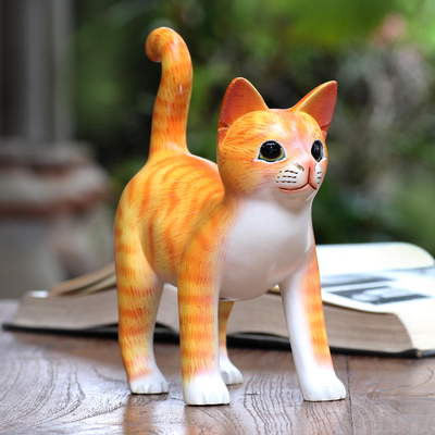 Holzskulptur - Stehende Katzenskulptur aus Holz in Orange und Weiß aus Bali