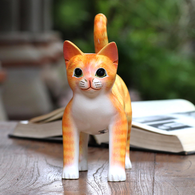 Holzskulptur - Stehende Katzenskulptur aus Holz in Orange und Weiß aus Bali