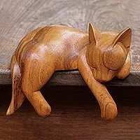 Escultura de madera, 'Gato relajado' - Escultura de gato durmiente de madera de Suar con acabado natural de Bali