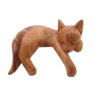 Holzskulptur „Entspannte Katze“ - Schlafende Katzenskulptur aus Suar-Holz in natürlicher Ausführung aus Bali