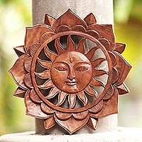 Panel de relieve de madera, 'Sun Flower' - Panel de relieve de madera de suar con temática solar floral de Bali