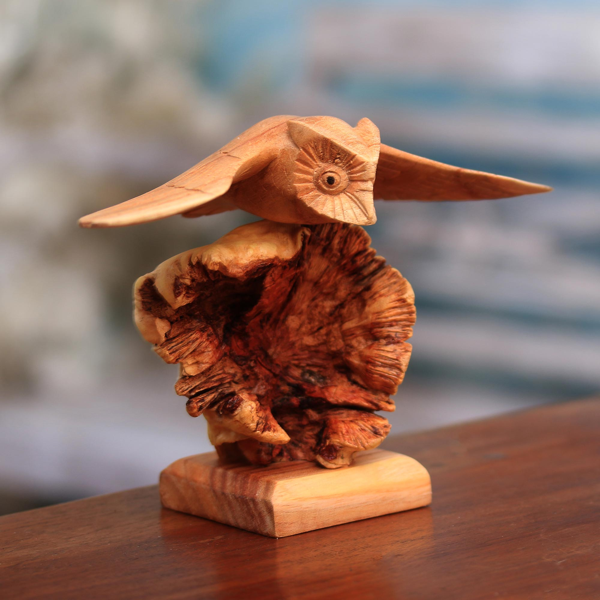 Eulenskulptur aus Holz von einem balinesischen Künstler – Fliegende Eule