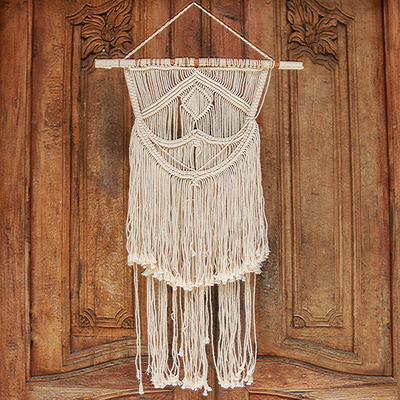 Wandbehang aus Baumwolle, 'Macrame Breeze'. - Handgeknüpfter Makramee-Wand in Elfenbein aus Bali
