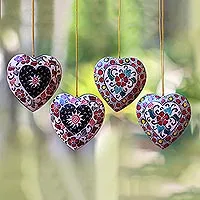 Adornos de madera de batik, 'Flores de corazón' (juego de 4) - Adornos florales de corazón de madera de batik de Java (juego de 4)