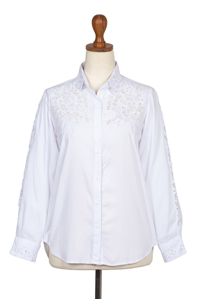 Bluse mit Knöpfen aus Rayon - Geblümte Rayon-Bluse mit Knopfleiste vorne in Weiß aus Bali