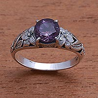 Amethyst-Einzelstein-Ring, „Floral Glint“ – Blumen-Amethyst-Einzelstein-Ring aus Bali