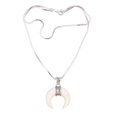 Halskette mit Anhänger aus Kuhknochen - Halbmondanhänger aus Kuhknochen an einer Halskette aus Sterlingsilber