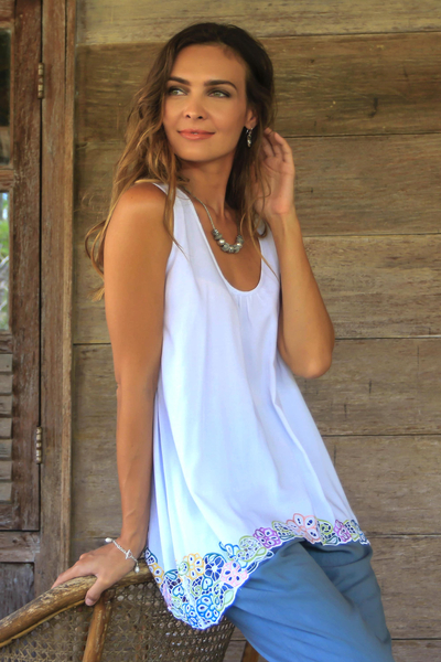 blusa de rayón - Blusa de rayón con bordado floral en blanco de Bali