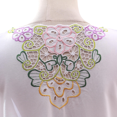 blusa de rayón - Blusa de rayón con bordado floral en blanco de Bali