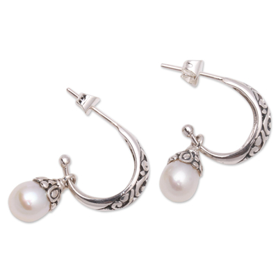 Aretes colgantes de perlas cultivadas - Aretes colgantes estilo medio aro con perlas cultivadas de Bali