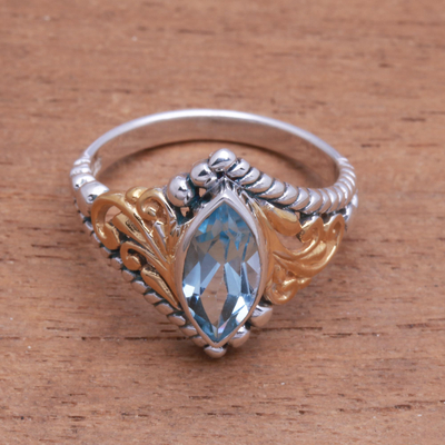 Anillo de una sola piedra con topacio azul y detalles en oro - Anillo de una sola piedra con topacio azul de talla marquesa y detalles en oro