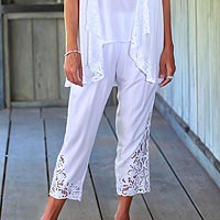 Pantalones de rayón, 'White Padma Flower' - Pantalones de rayón bordados florales en blanco de Bali