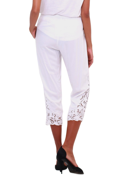pantalones de rayón - Pantalones de rayón con bordado floral en blanco de Bali