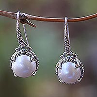 Aretes colgantes de perlas cultivadas - Pendientes colgantes redondos de perlas cultivadas de Bali