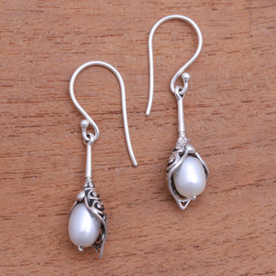 Aretes colgantes de perlas cultivadas - Aretes colgantes de perlas cultivadas blancas elaborados en la India