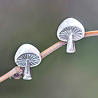 Pendientes de plata de ley, 'Gleaming Mushrooms' - Pendientes de plata de ley con forma de seta de Bali