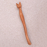 Rascador de espalda de madera, 'Helpful Cat' - Rascador de espalda de madera natural con temática de gatos de Bali