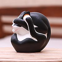 Holzskulptur „Schwarz-weiße Yogi-Katze“ – Schwarz-weiße Holz-Yoga-Katzenskulptur aus Bali