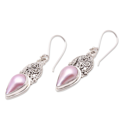 Aretes colgantes de perlas cultivadas - Aretes colgantes florales de perlas cultivadas rosas de Bali