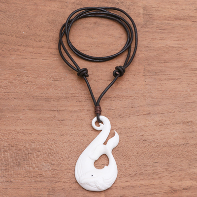collar con colgante de hueso - Collar con colgante de ballena elaborado en Bali