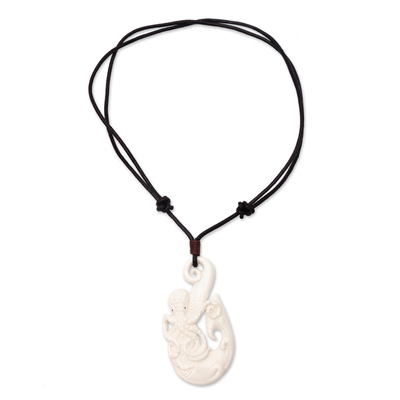 Halskette mit Knochenanhänger, 'Intricate Octopus' (Komplizierter Oktopus) - Halskette mit Knochenanhänger mit Oktopusmotiv aus Bali