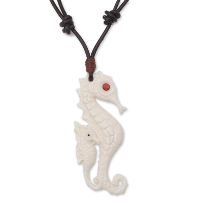 Halskette aus Knochen und Granatanhänger, 'Caring Seahorse', 'Caring Seahorse - Halskette aus Knochen und Granat-Seepferdchen-Anhänger aus Bali