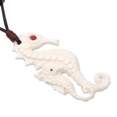 Halskette aus Knochen und Granatanhänger, 'Caring Seahorse', 'Caring Seahorse - Halskette aus Knochen und Granat-Seepferdchen-Anhänger aus Bali