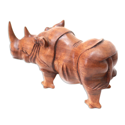 Holzskulptur, 'Starkes Nashorn - Handgeschnitzte Suar Wood Rhino-Skulptur aus Bali