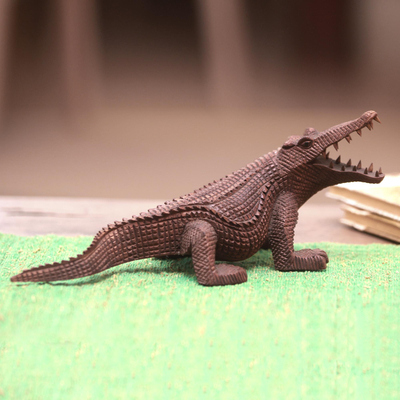 Holzskulptur, 'Wildes Krokodil' - Handgeschnitzte Krokodil-Skulptur aus Suar-Holz aus Bali