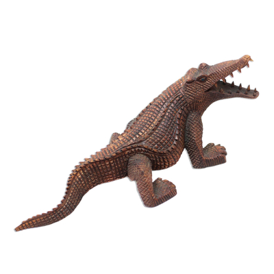 Holzskulptur, 'Wildes Krokodil' - Handgeschnitzte Krokodil-Skulptur aus Suar-Holz aus Bali